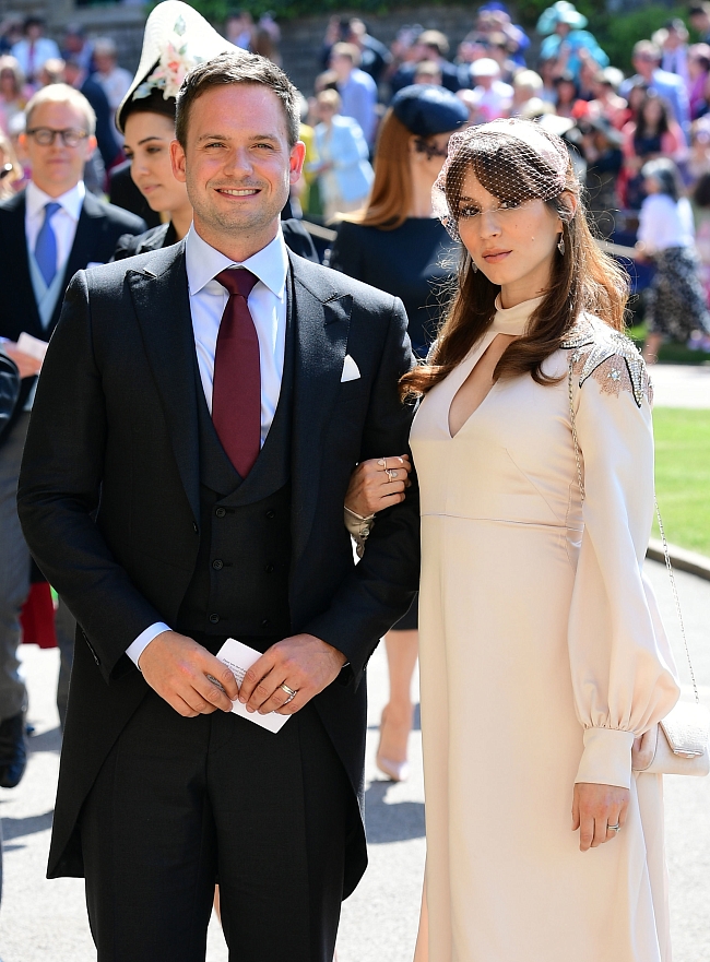 Патрик Джей Адамс и его жена Троян Беллисарио прибыли в часовню Святого Георгия в Виндзорском замке на свадьбу принца Гарри и Меган Маркл 19 мая 2018 года. фото № 2