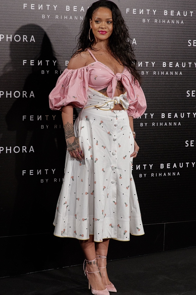 Рианна в юбке Dolce & Gabbana фото № 22