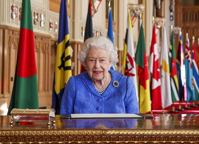 Королева Елизавета II во время записи видеопослания к нации фото № 4