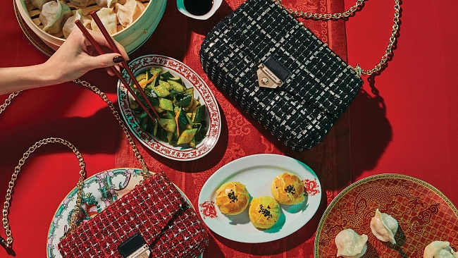 Fashion-дайджест: коллекции Prada, Fendi и Michael Kors к китайскому Новому году, распродажа в Галереях «Времена года» и другие новости фото № 13