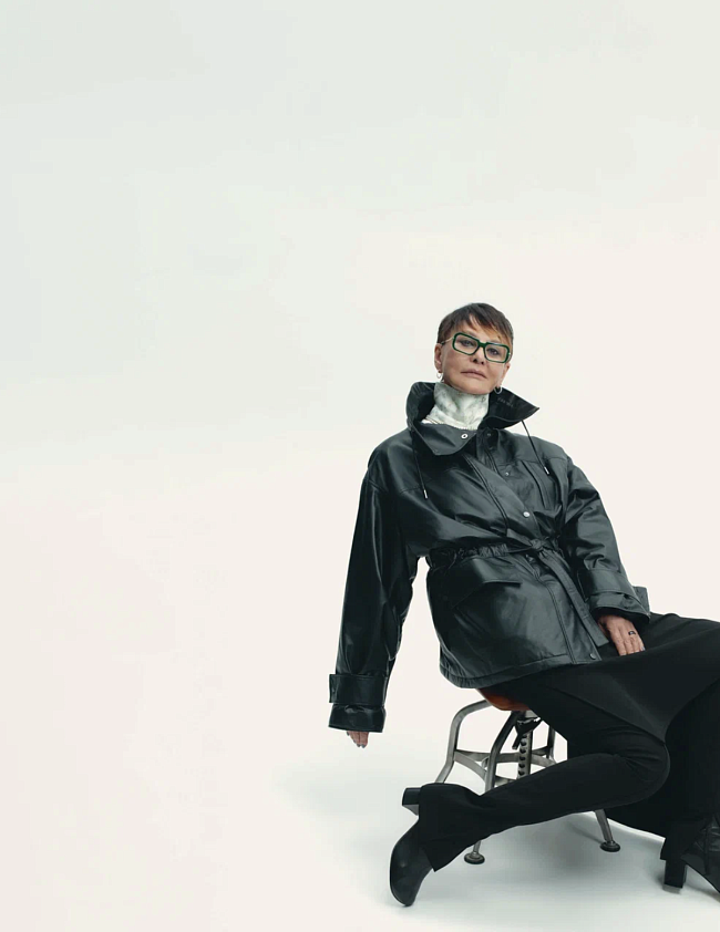 Парка, Mvst (ЦУМ); рубашка, Jil Sander (ЦУМ); брюки, The Attico (ЦУМ); ботильоны, Dries Van Noten (ЦУМ); очки, собственность героини; колье и серьги, все — Classic, золото, бриллианты, Mercury; кольцо, собственность героини фото № 6