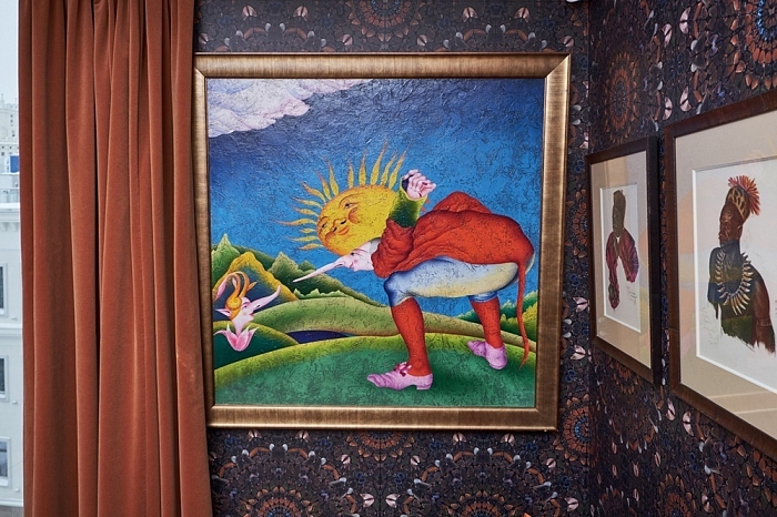 Висящая в кабинете работа Шемякина входит в созданную им в 1990-х серию «Садовники» фото № 12