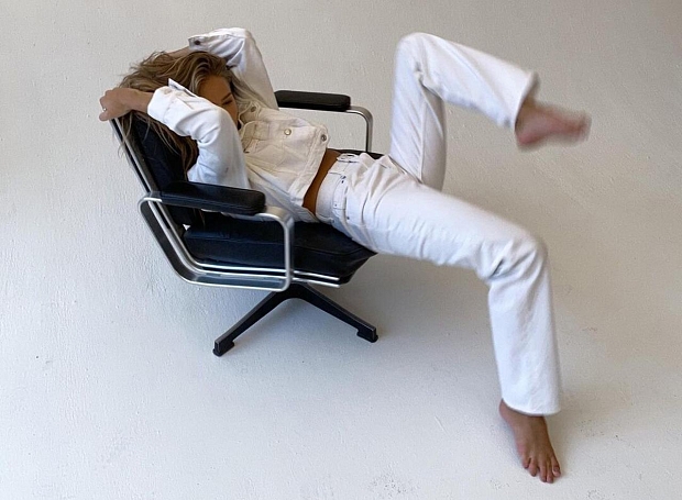 Как носить белые джинсы весной — идеи из Instagram