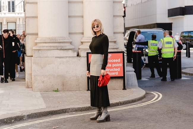 Клетка, асимметрия, объемные сумки и другие тренды стритстайла на Неделе моды в Лондоне фото № 4