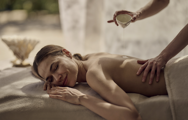 Дайджест путешествий: открытие Tivoli LA VIE Muscat Hotel & Residences, майские праздники в The Ritz-Carlton Maldives, Fari Islands и коллаборация Ikos x MINI фото № 7