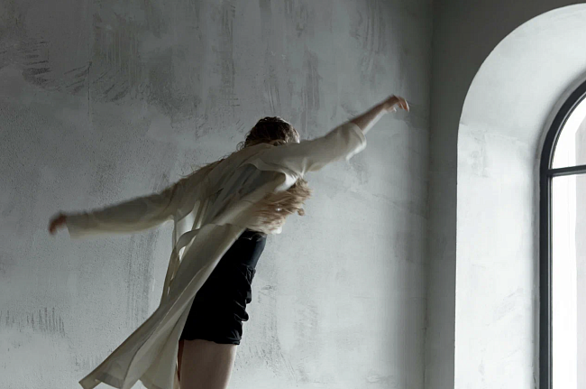 На Любови Савчук: плащ, Fabiana Filippi; боди, собственность героини; юбка, Muus фото № 7