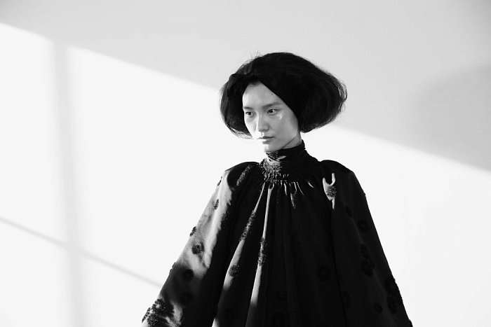 Макияж без макияжа: главный тренд лета на показе Giambattista Valli Haute Couture осень-зима 2018/2019 фото № 7