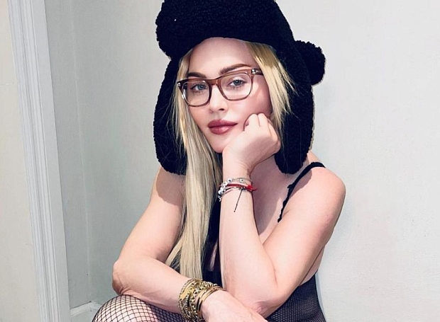 Сетчатый комбинезон и шапка-ушанка — смелый выбор Мадонны для этой зимы