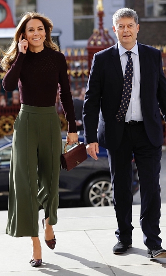 Кейт Миддлтон примерила модные широкие брюки со стрелкой фото № 2