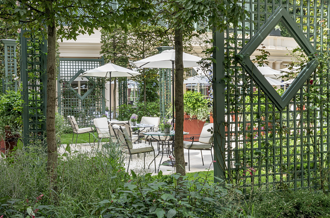 Внутренний двор Le Jardin Français, отель Le Bristol Paris фото № 2