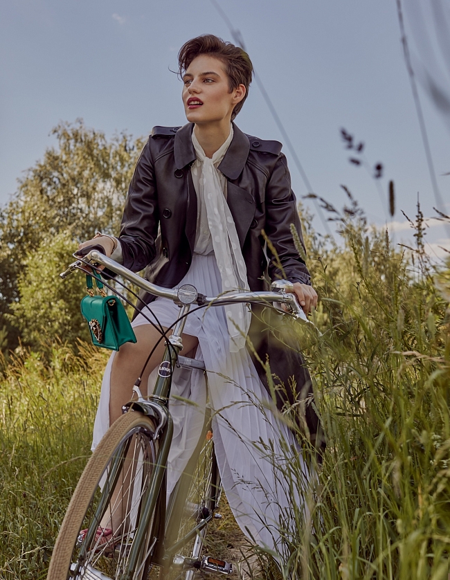 Тренч, Gerard Darel, 71 900 р. блузка, 59 000 р., сумка, 165 000 р., все — Dolce & Gabbana; юбка, Luisa Spagnoli, 14 000 р.; браслет Calvin Klein Clink, сталь, Calvin Klein, 7500 р. фото № 5