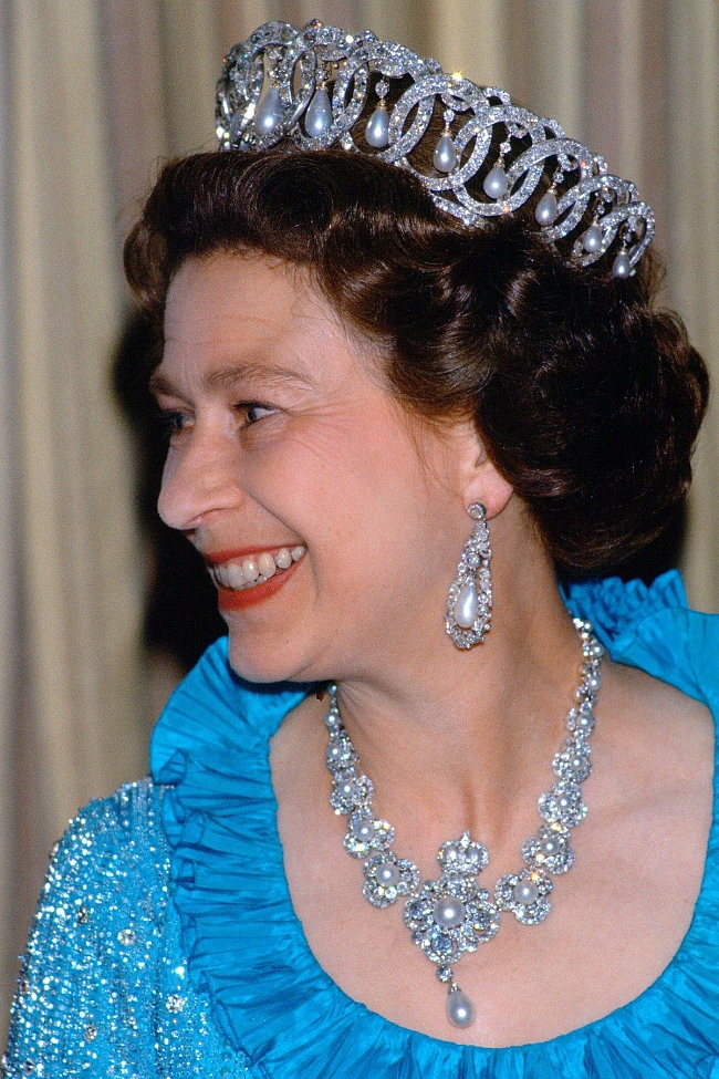 Елизавета II с серьгами с жемчужными подвесками герцогини Глостер (фото: @rainhadoreinounido) фото № 6