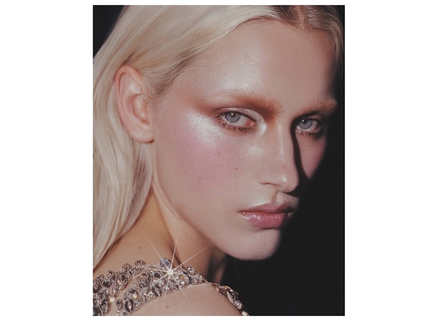 Элегантное сияние: кремовые хайлайтеры, которые дополнят новогодний макияж 