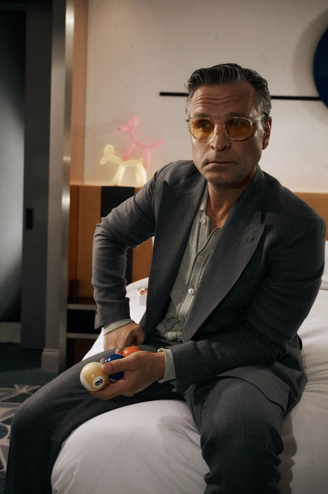 На Викторе Добронравове: кардиган, Piacenza (Bosco Family ГУМ); костюм, Peserico («Кашемир и Шелк»); кеды, Officine Creative (Rendez-Vous) фото № 4