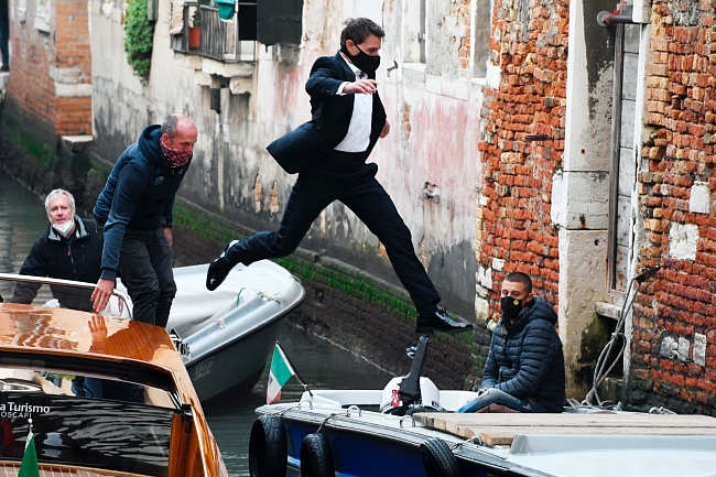 Без каскадера: Том Круз прыгает с катера на катер на съемках «Миссия невыполнима» фото № 2