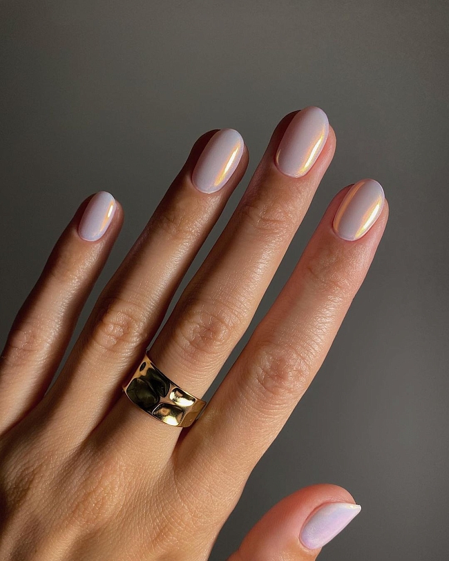 Глянцевые ногти — главный тренд маникюра осени 2022. Фото: @emenstudio_ фото № 3