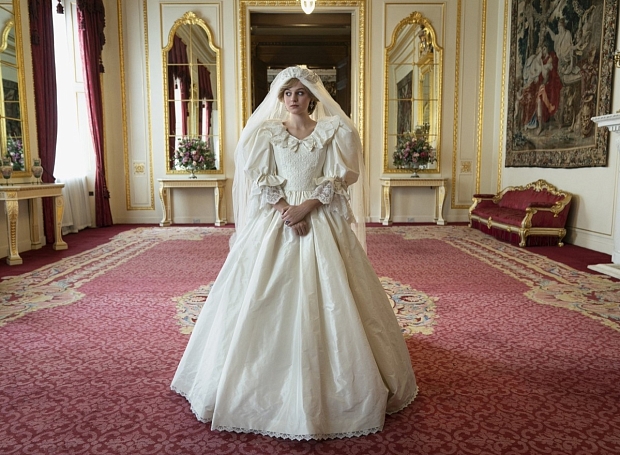 Никто не ожидал, что Эмма Коррин из «Короны» ТАК воспримет примерку свадебного платья принцессы Дианы