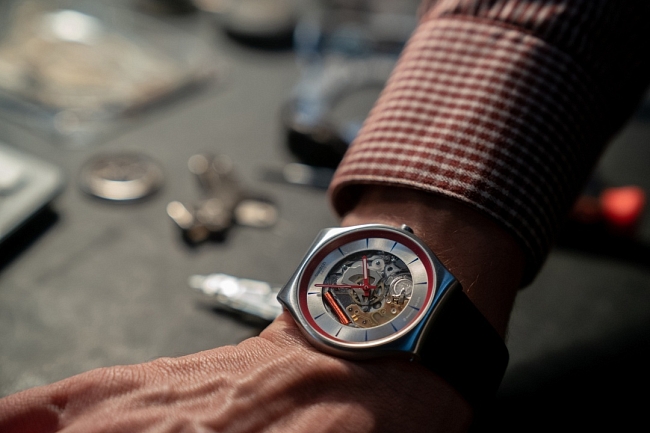 Swatch выпустили модель часов вместе с художником по костюмам новой части бондианы «Не время умирать» фото № 1