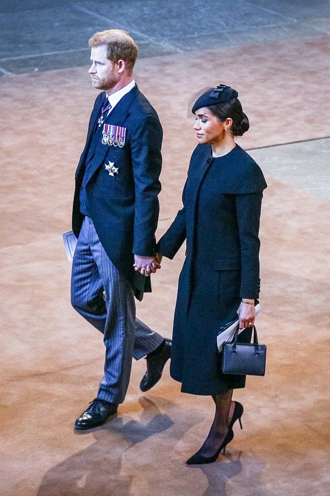 Принц Гарри с супругой Меган Маркл на поминальной службе в честь Елизаветы II, 14 сентября 2022 года фото № 1