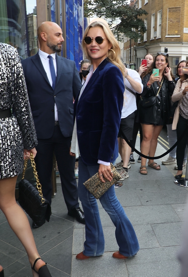 Кейт Мосс на Неделе моды в Лондоне сезона весна-лето 2022 фото № 1