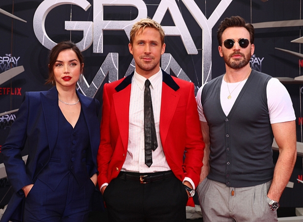 Райан Гослинг в алом пиджаке, Крис Эванс и Ана де Армас на премьере самого дорогого боевика Netflix