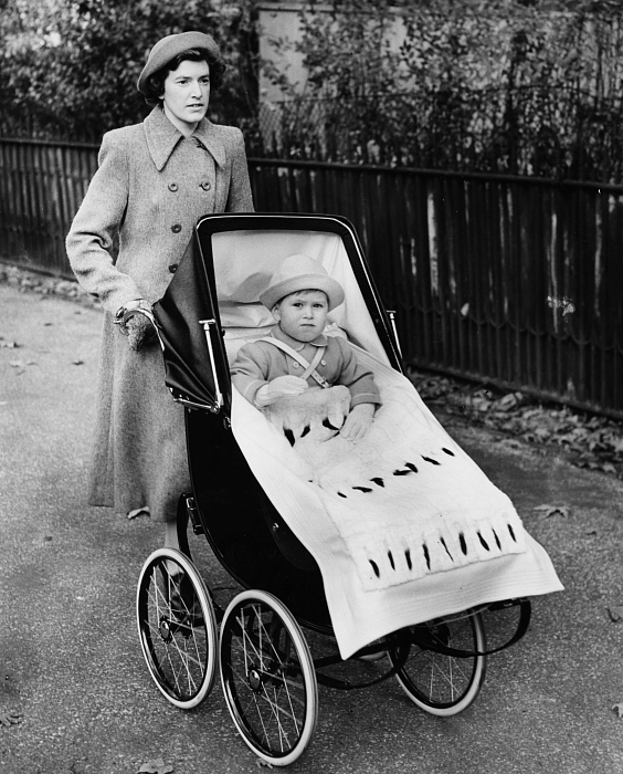 Принц Чарльз вместе с няней отмечает свой 2-й день рождения в Грин-парке в Лондоне, 14 ноября 1950 года фото № 6