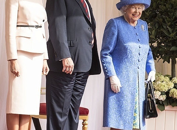 Первая встреча Мелании Трамп и королевы Елизаветы II: в чем были дамы