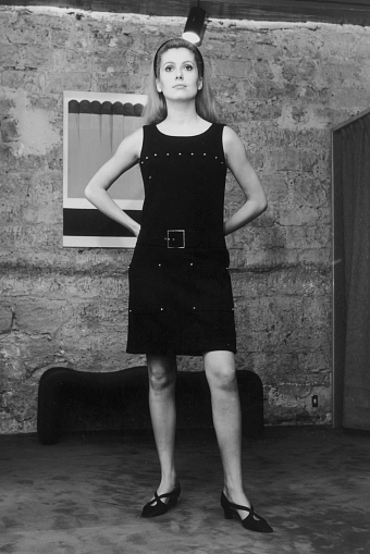 Катрин Денев в платье из коллекции Ива Сен-Лорана Rive Gauche, 1966 год фото № 11