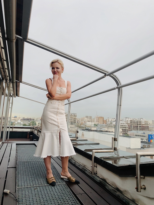 Анна Андронова в идеальном белом джинсовом платье на ужине галереи «Эритаж» фото № 1