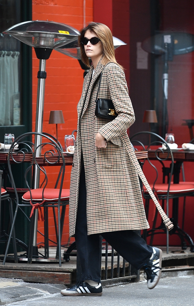 Кайя Гербер на прогулке в Нью-Йорке, февраль 2022 года фото № 1