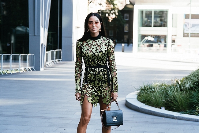 Клетка, асимметрия, объемные сумки и другие тренды стритстайла на Неделе моды в Лондоне фото № 12