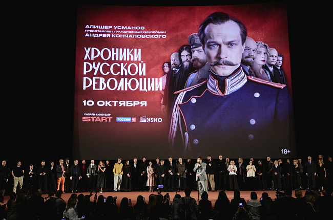 Андрей Кончаловский, Юлия Высоцкая, Никита Ефремов и другие гости на светской премьере киноромана «Хроники русской революции» фото № 2