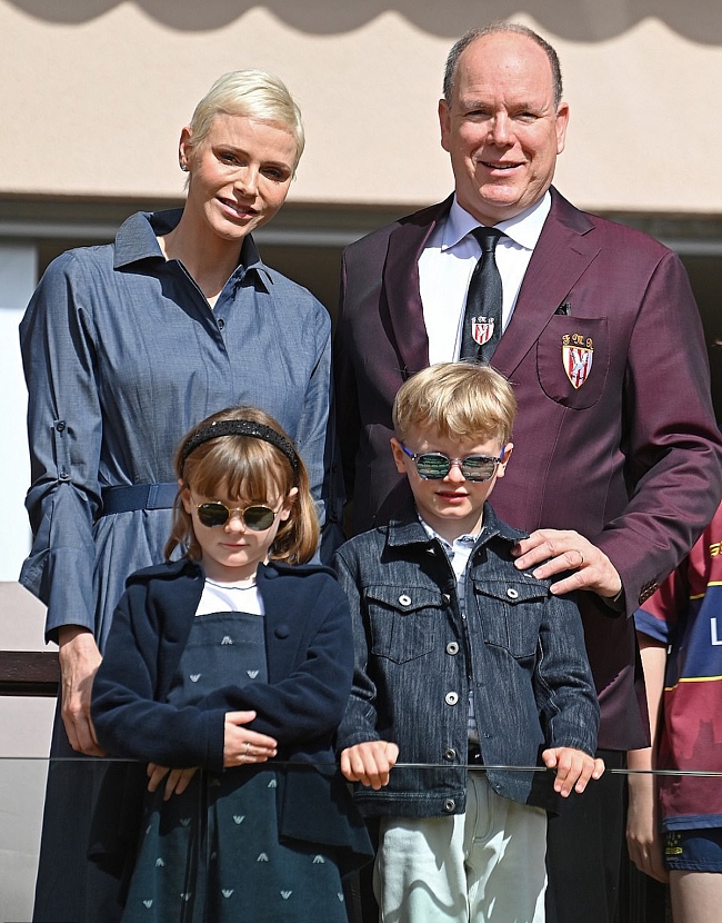 Княгиня Шарлен и князь Альбер II с детьми фото № 1