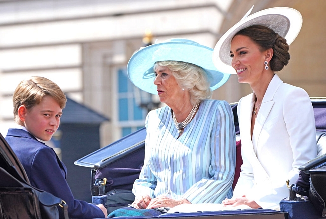 Принц Джордж, Камилла Паркер-Боулз и Кейт Миддлтон по пути на празднование 70-летия правления Елизаветы II фото № 3