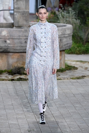 Chanel Haute Couture: Виржини Виар посвятила коллекцию детству Коко Шанель фото № 6