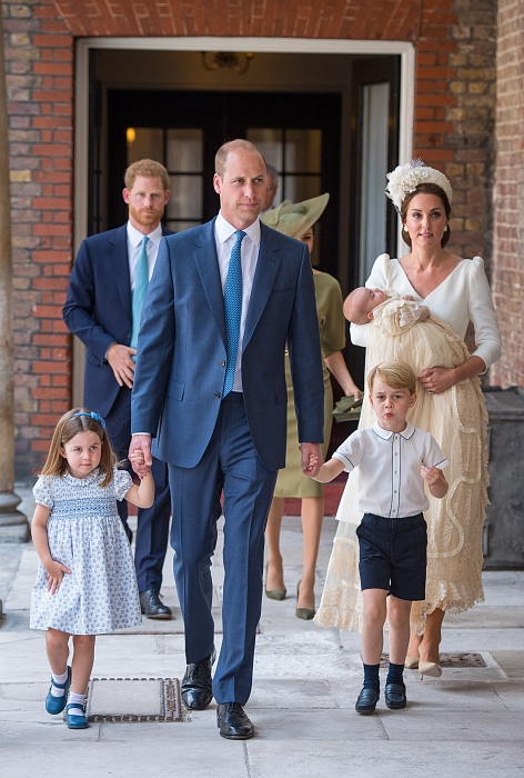 Принцесса Шарлотта, принц Уильям, Кейт Миддлтон, принц Луи и принц Джордж фото № 1