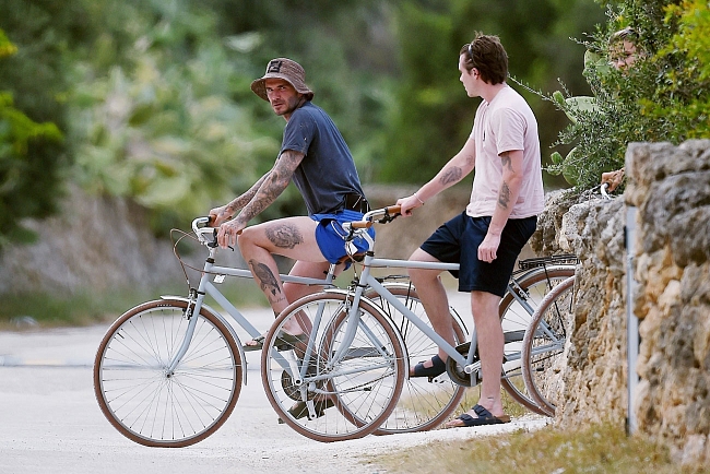 Дэвид и Бруклин Бекхэм катаются на велосипедах в Апулии, 2020 фото № 1