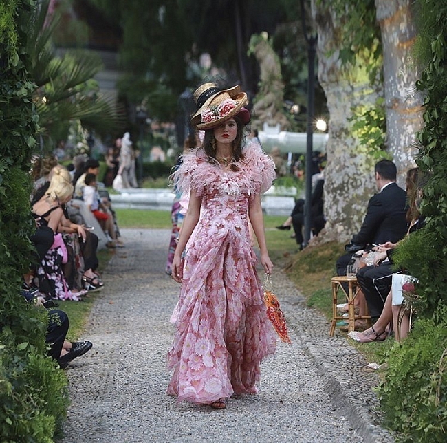 Показ Dolce&Gabbana Alta Moda на озере Комо фото фото № 9