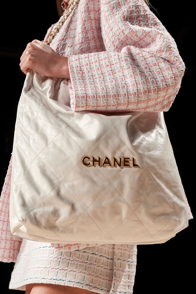 Сумка на показе Chanel весна-лето 2022 фото № 3