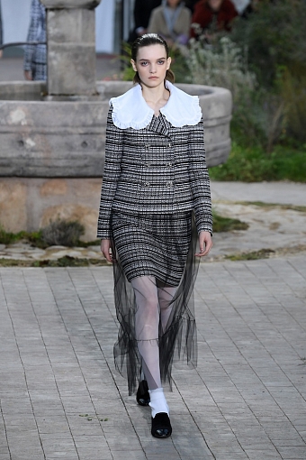 Chanel Haute Couture: Виржини Виар посвятила коллекцию детству Коко Шанель фото № 20