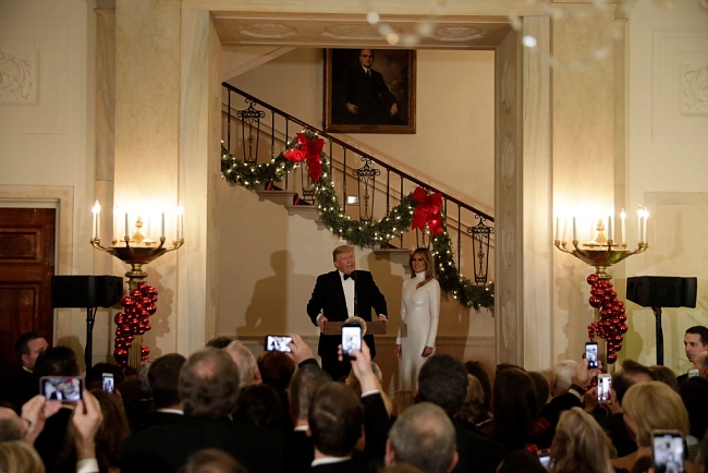 Роскошная Мелания Трамп на рождественском балу в Белом доме фото № 1