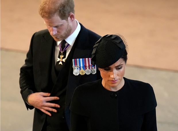 Кейт Миддлтон и Меган Маркл в элегантных черных платьях-пальто и шляпках с вуалью на траурной службе в честь Елизаветы II