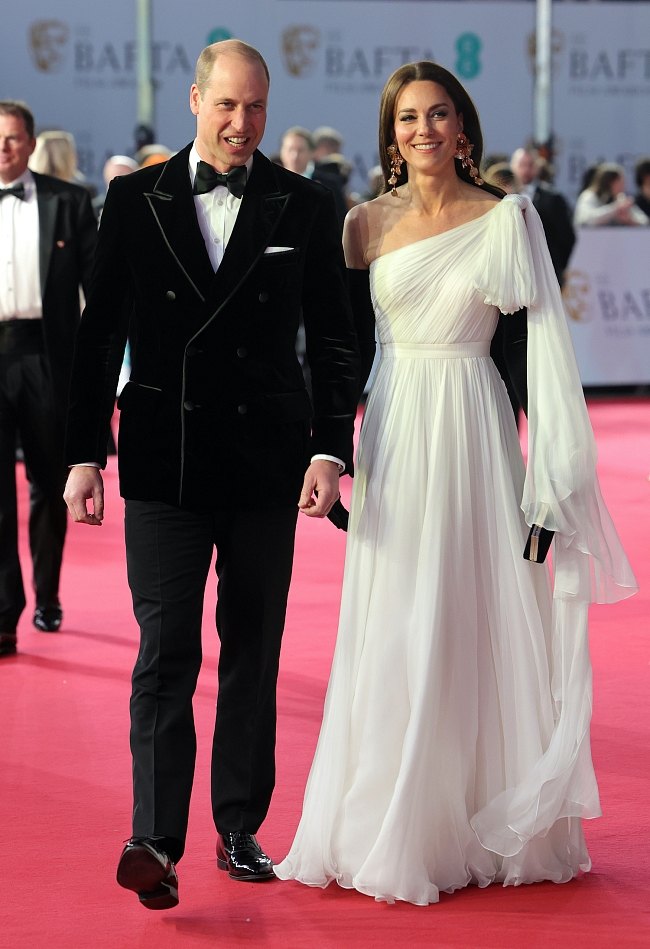 Принц Уильям и Кейт Миддлтон в платье Alexander McQueen, перчатках Cornelia James и в серьгах Zara фото № 1