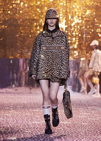 Будущей осенью мы будем носить леопардовый принт и пайетки, как на сегодняшнем показе Dior Pre-Fall 2021 в Шанхае фото № 12
