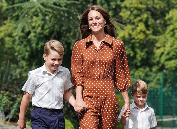 Посмотрите на Кейт Миддлтон в милом платье с принтом в горох и принца Уильяма, провожающих детей в школу