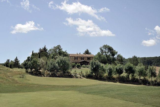 Траттория La Stellata прячется на кромке огромного поля для гольфа в окружении оливковых деревьев фото № 7