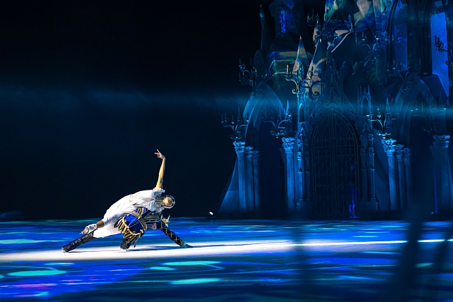Сцена из балета на льду «Лебединое озеро» фото № 3