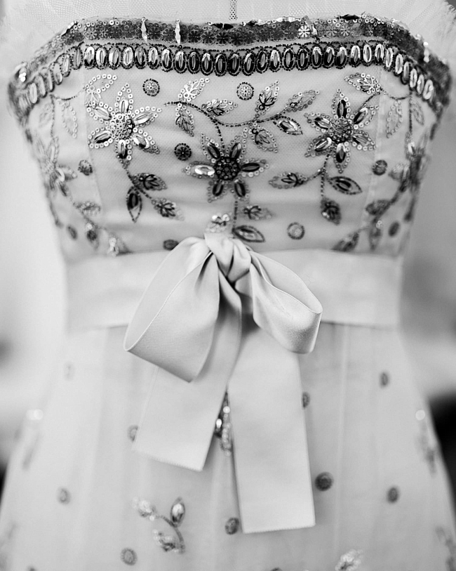 Вечернее платье из органзы, украшенное золотыми и серебряными вышивками. Образ №82 из коллекции Chanel Haute Couture весна-лето 1988 фото № 4