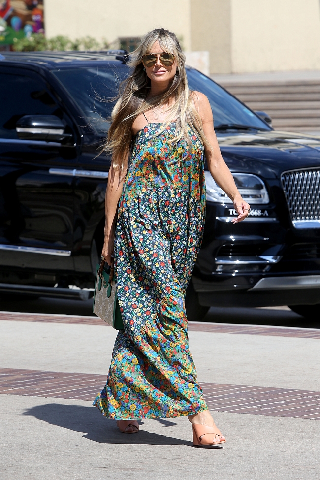 Хайди Клум в летнем макси-платье с цветочным принтом, которое стоит взять в отпуск фото № 1