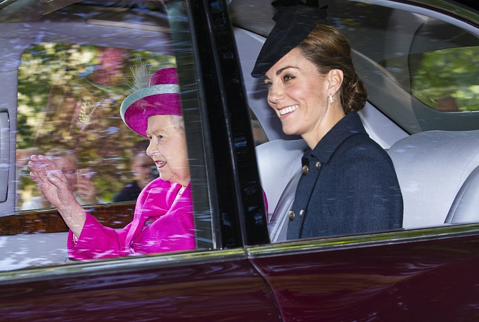 Кейт Миддлтон и принц Уильям сопроводили королеву Елизавету II на воскресную службу фото № 5